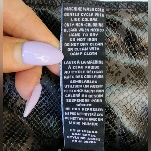 Faux Leather Snakeskin Print Pull on Slimming Like New!  Size S - Picture 7 of 9